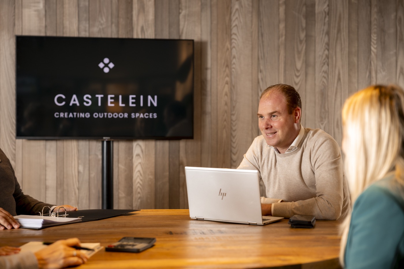 Dieter Castelein in de showroom van Castelein Green Roof, in overleg met een klant.