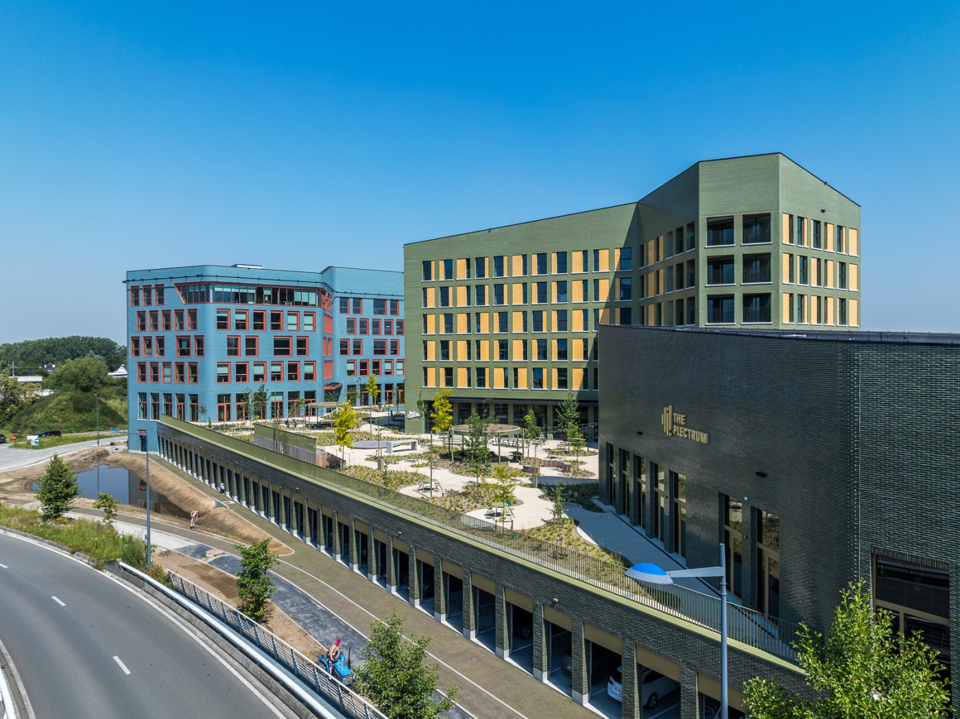 Moderne daktuin met groene vegetatie en zitplaatsen, geïntegreerd in stedelijke architectuur, symbool voor intensieve groendaken